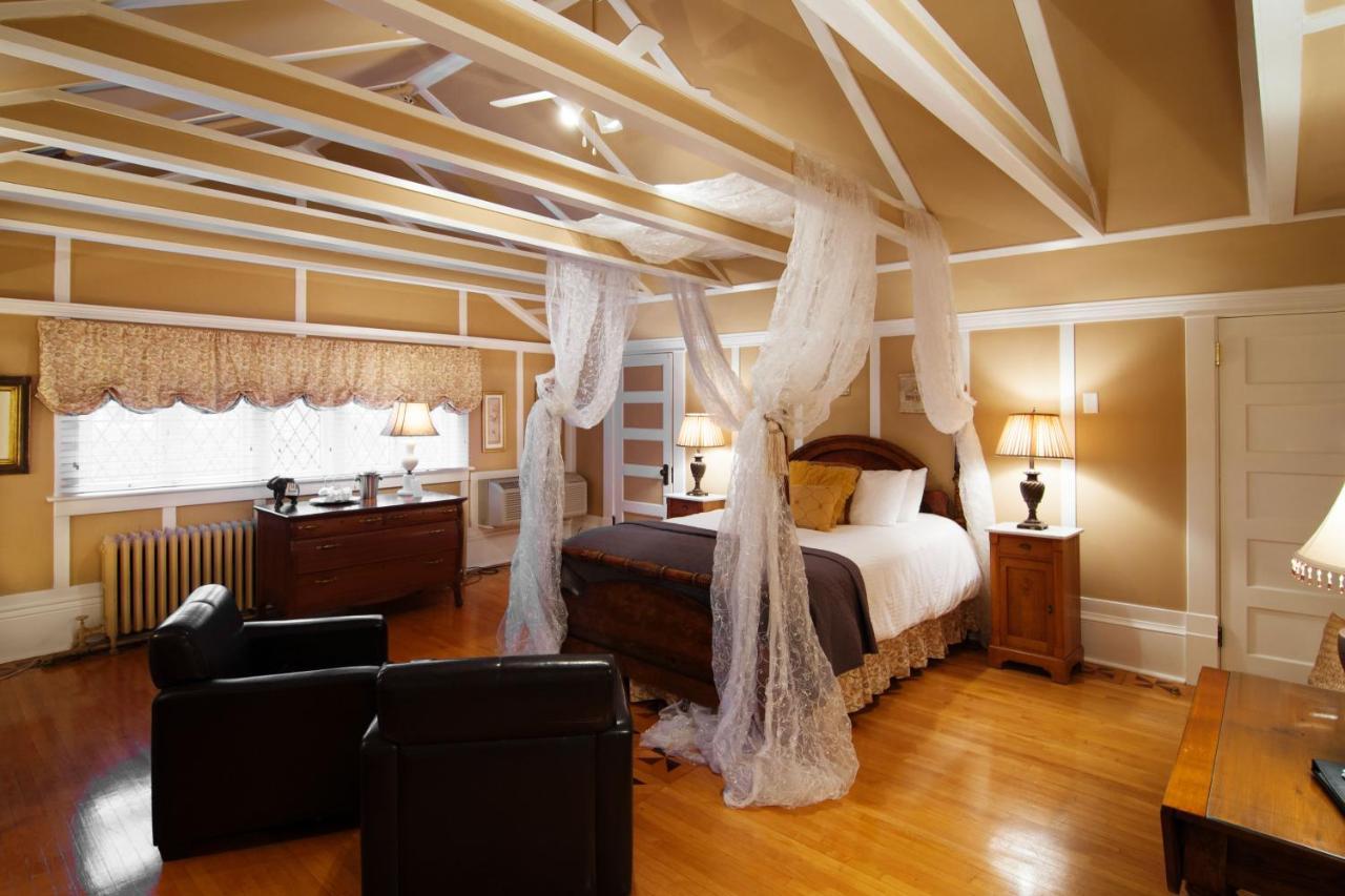 Leaside Manor Bed & Breakfast