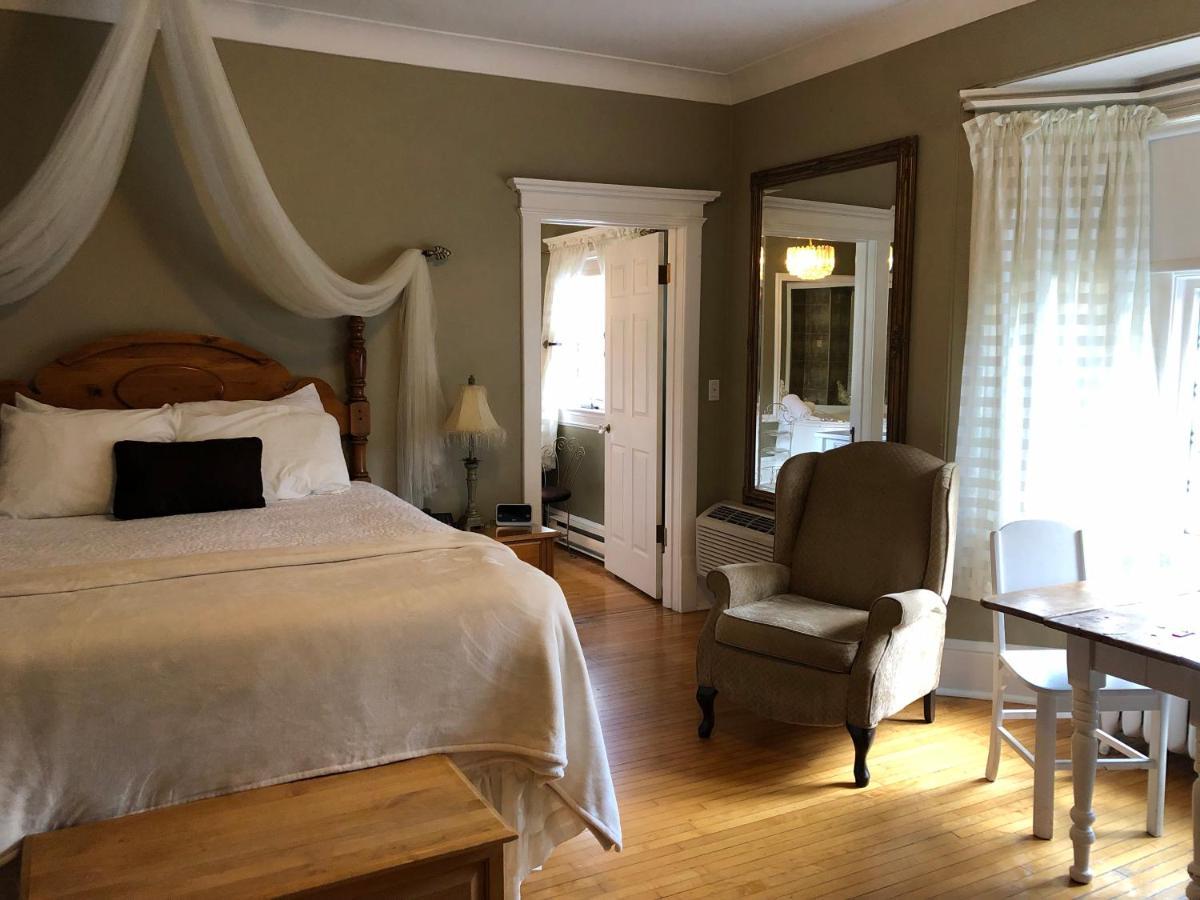 Bed & Breakfast Leaside Manor