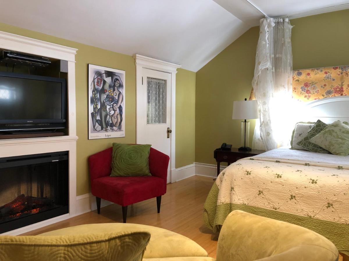 Leaside Manor Bed & Breakfast 4*