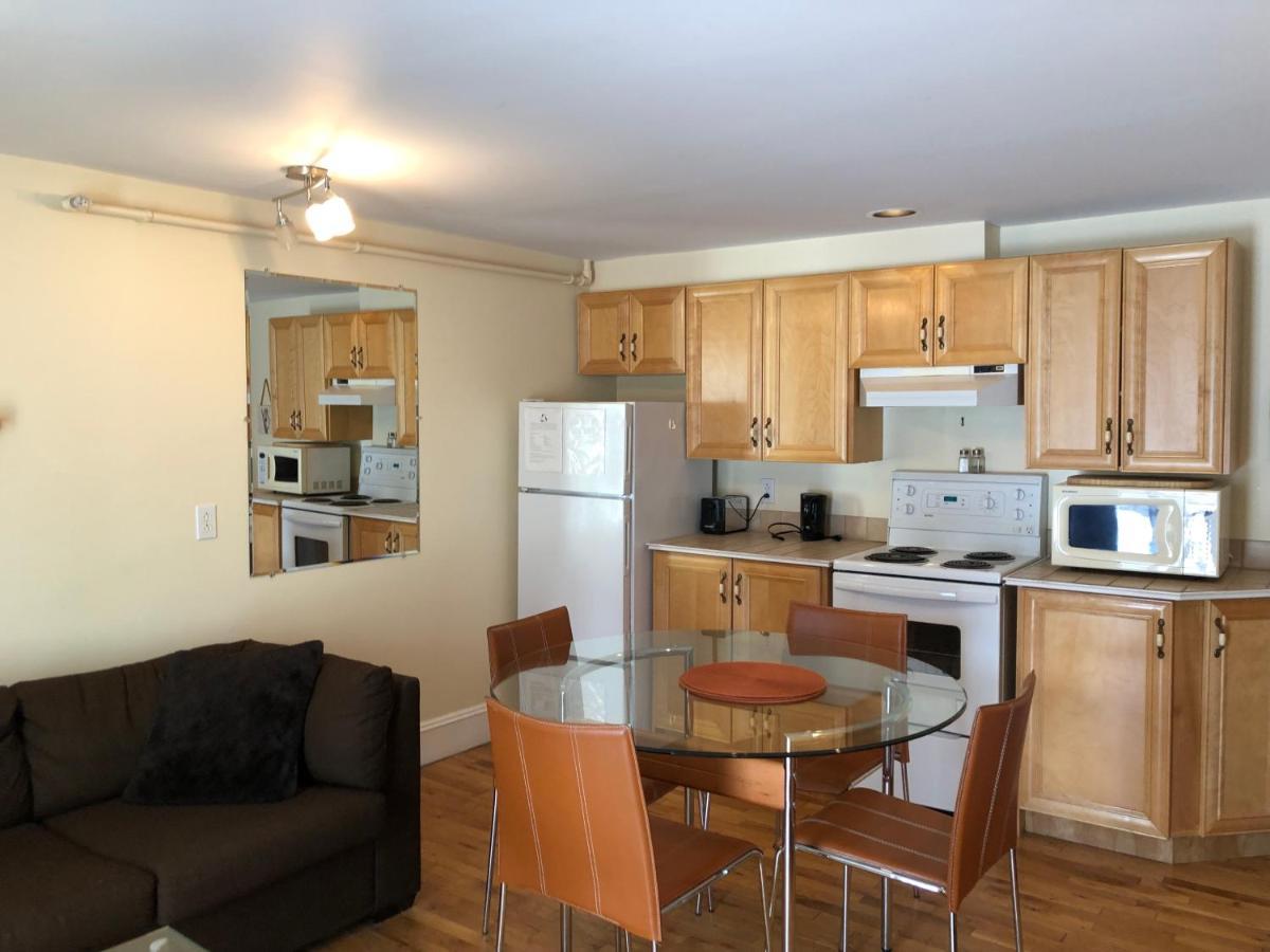 Bed & Breakfast Leaside Manor