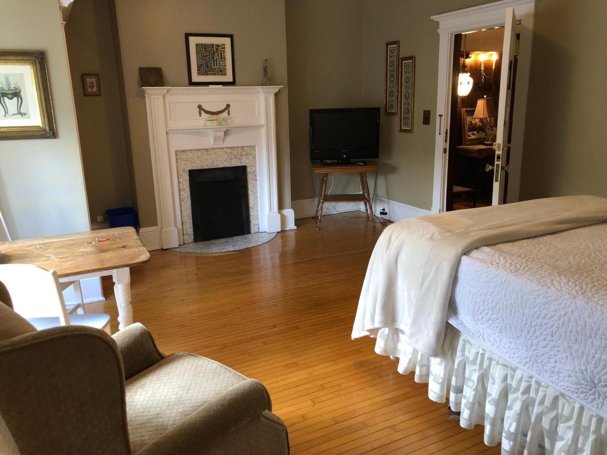 Leaside Manor Bed & Breakfast