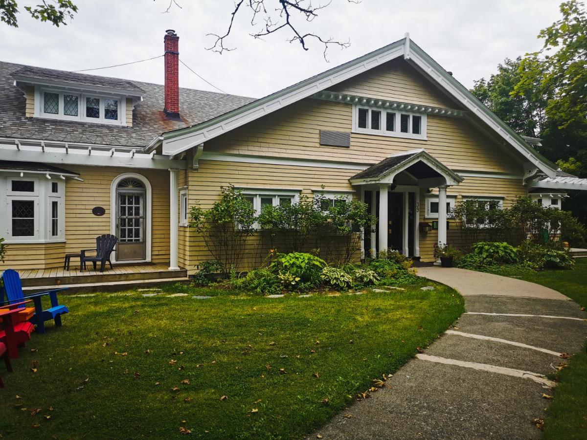 Leaside Manor